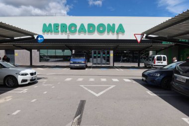 Mercadona Supermarket, Castalla, Alicante, İspanya, 5 Mayıs 2025: Otoparkta araçlar ve Castalla, Alicante, İspanya 'da yeşil Mercadona harfleri