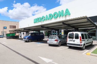 Mercadona Supermarket, Castalla, Alicante, İspanya, 5 Mayıs 2025: Otoparkta birkaç araç ve Castalla, Alicante, İspanya 'da yeşil Mercadona harfleri