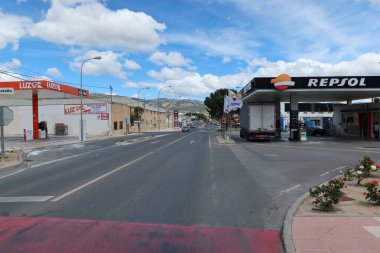 Castalla, Alicante, İspanya, 5 Mayıs 2025: Luzoil, İspanya 'nın Castalla kentindeki Repsol yüksek fiyatlı benzin istasyonunun yanındaki düşük maliyetli benzin istasyonu