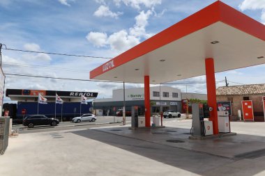 Castalla, Alicante, İspanya, 5 Mayıs 2025: Düşük maliyetli Luzoil benzin istasyonu Castalla, Alicante, İspanya 'daki yüksek fiyatlı Repsol benzin istasyonuna karşı