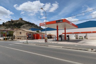 Castalla, Alicante, İspanya, 5 Mayıs 2025: Castalla, Alicante, İspanya 'da arka planda kalesi bulunan Luzoil düşük maliyetli benzin istasyonu
