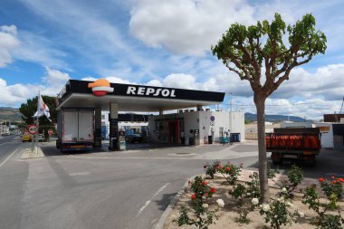 Castalla, Alicante, İspanya, 5 Mayıs 2025: Güller Castalla, Alicante, İspanya 'da bir Repsol benzin istasyonunun yanında