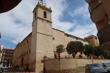 Onil, Alicante, İspanya, 23 Temmuz 2025: Dos Aguas Markisi 'nin kale sarayının arka cephesi. Onil, Alicante, İspanya