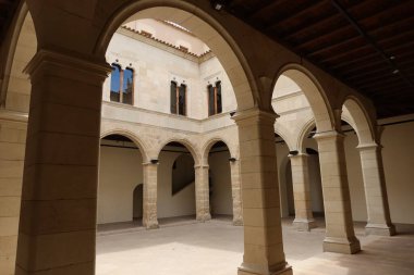 Onil, Alicante, İspanya, 23 Temmuz 2025: Dos Aguas Markisi 'nin kale sarayının iç avlusunda kemerler. Onil, Alicante, İspanya