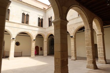 Onil, Alicante, İspanya, 23 Temmuz 2025: Dos Aguas Markisi 'nin iç manastırındaki kemerler. Onil, Alicante, İspanya