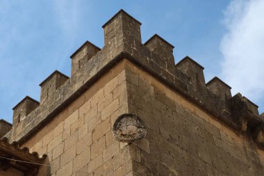 Onil, Alicante, İspanya, 23 Temmuz 2025: Dos Aguas Markisi 'nin kale sarayının kulelerinden birinin üzerindeki arma. Onil, Alicante, İspanya