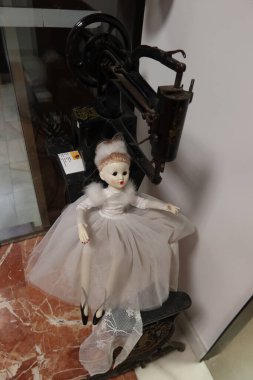 Onil, Alicante, İspanya, 23 Temmuz 2025: Bebek Müzesi 'ndeki dikiş makinesinin yanındaki bebek, Onil, Alicante, İspanya