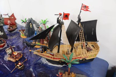 Onil, Alicante, İspanya, 23 Temmuz 2025: Onil, Alicante, İspanya 'daki Oyuncak Bebek Müzesinde Korsan Gemi Oynadı