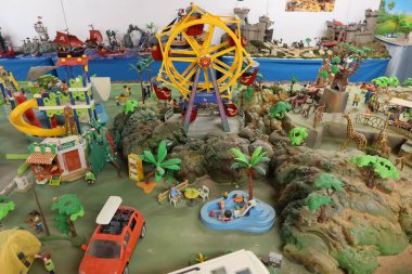 Onil, Alicante, İspanya, 23 Temmuz 2025: Playmobil 'de dönme dolap Onil, Alicante, İspanya' daki Bebek Müzesi 'nde şehir tıklama