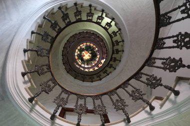 Onil, Alicante, İspanya, 23 Temmuz 2025: Büyük çok katlı sarmal merdiven Oyuncak Müzesi, Onil, Alicante, İspanya