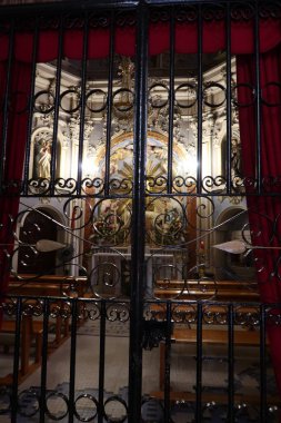 Onil, Alicante, İspanya, 8 Ağustos 2025: Onil, Alicante, İspanya 'daki Santiago Apostol kilisesindeki bir yan şapelde parmaklıklar