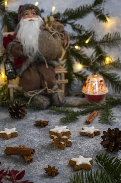Beyaz arka planda geleneksel zencefilli kurabiye ile Noel natürmortu.