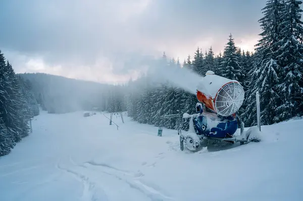 Kış dağlarında kar püskürten kar topları kar yağdıran makineler..