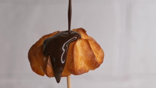 Chocolate Verter Pastel Eclair Cocina Con Fondo Blanco Slow Motion — Vídeos de Stock