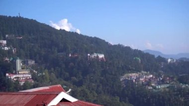 Himachal Pradesh 'in yeşil tepeleri ve bu tepelerin arasındaki vadide yer alan Shimla şehri..