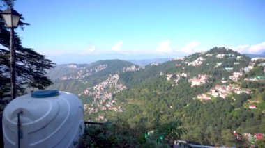 Himachal Pradesh 'in yeşil tepeleri ve bu tepelerin arasındaki vadide yer alan Shimla şehri..