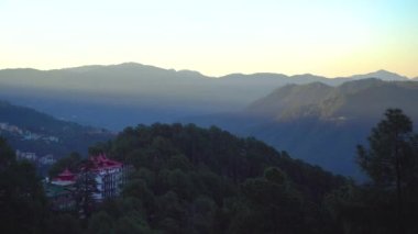 Himachal Pradesh 'in yeşil tepeleri ve bu tepelerin arasındaki vadide yer alan Shimla şehri..