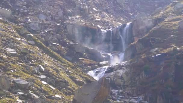 Kristalhelder Water Ontspringt Uit Torenhoge Bergen Stroomt Door Ongerepte Landschappen — Stockvideo