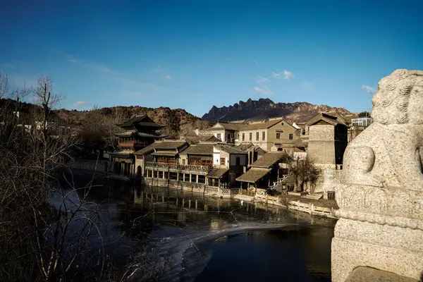 Nehir Gubei su kasabası Pekin 'deki evlerle tepeler arasında akar - 27 Aralık 2024 (6))