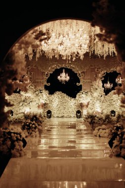 Lüks ve zarif düğün sunağı süslemesi beyaz güller ve loş ışıklar 2