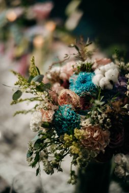 4 numaralı bulanık arkaplanda renkli çiçek süslemesi