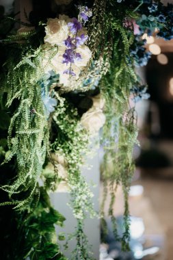 Bulanık arkaplan 1 üzerindeki renkli çiçek dekorasyonu