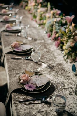 Çiçekler ve mumlarla süslü düğün sofrası dekorasyonu.