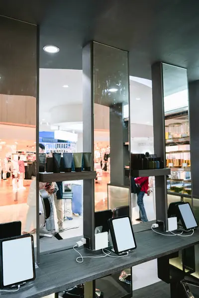 Güzellik kozmetik ürün tanıtım standı. Doğu Java, Surabaya - 4 Nisan 2018 (19)