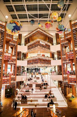 Görkemli ve ferah kütüphane binasının manzarası. Suwon Starfield Kütüphanesi, 12 Aralık 2024)