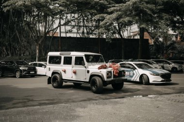 Düğün arabası için çiçek aranjmanı süslemesi. Doğu Java, Malang - 18 Nisan 2018 (2)