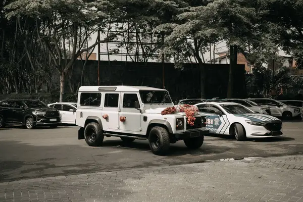 Düğün arabası için çiçek aranjmanı süslemesi. Doğu Java, Malang - 18 Nisan 2018 (2)