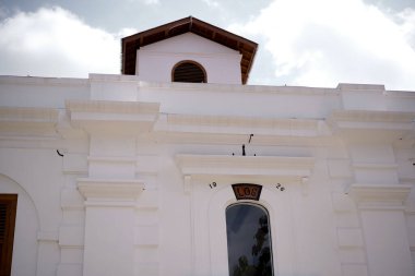 Bulutlu mavi gökyüzünün altındaki antik bina mimarisi. Merkez Java, Kebumen - 29 Kasım 2022