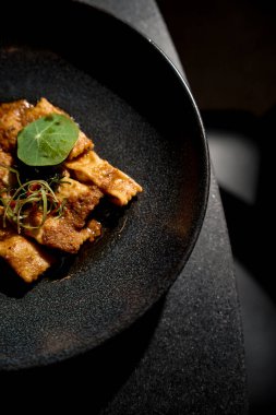 Yemek masasında baharatlı ızgara balık tabağı.