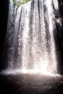 Parlak şelale akıntısı