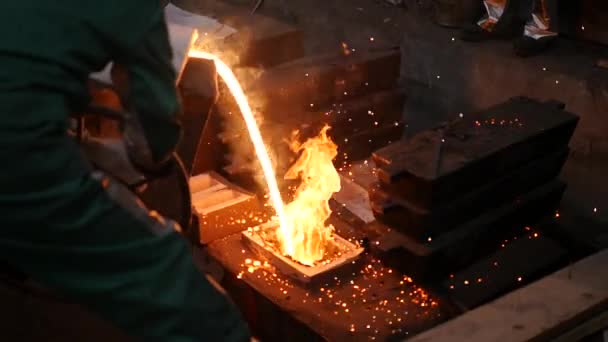 用绿色砂工艺铸铁件 在金属工业中 铸造工艺是将熔化的金属倒入模具中 在模具中凝固成形的工艺 工业背景 — 图库视频影像