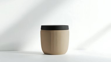 Minimalist ve modern bir tasarım, el değmemiş beyaz bir arka planda bej ve siyah desenli bir bardak ile izole edilmiş bir stüdyo çekimiyle sergilenir. Gösterişli tasarım zıt bir renk düzeni ve ince tırtıklı bir doku içeriyor, vizusunu geliştiriyor.