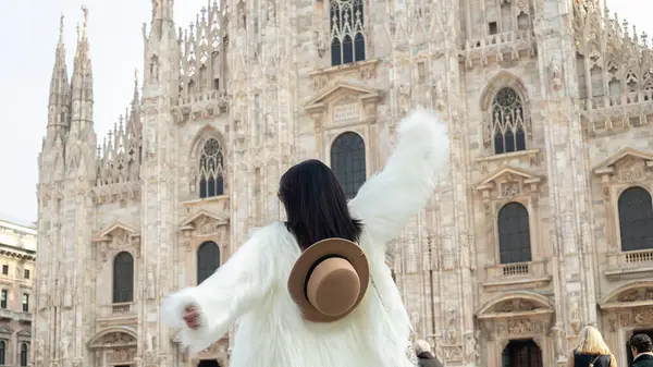 Milão Fascínio Uma Jovem Radiante Casaco Pele Branca Goza Das — Fotografia de Stock