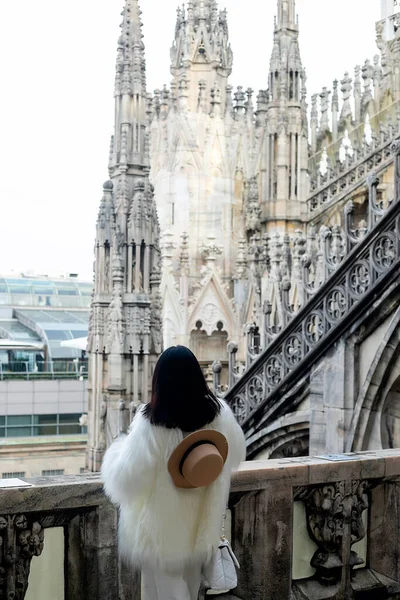 Milão Beleza Uma Menina Turística Radiante Casaco Pele Branca Sorri — Fotografia de Stock