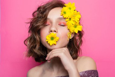 Periler ve orman yaratıklarıyla dolu büyülü bir orman sahnesinin tuhaf bir tasviri. Çocuk kitapları ve fantezi temalı projeler için mükemmel..