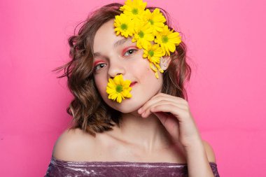 Canlı fırça darbelerinin soyut şablonu canlı ve dinamik bir görsel deneyim yaratıyor. Sanatsal altyapı ve yaratıcı tasarımlar için mükemmel..