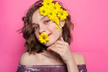 Sıcak şömine alevler içinde, izleyicileri sıcaklığı ve rahatlığı kucaklamaya davet ediyor. Kış temalı içerik ve tatil promosyonları için ideal.