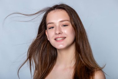 Seyircilerinizi yüz bakımına düşkün genç bir kadının dingin güzelliğiyle büyüleyin. Kozmetik ve cilt reklamları için ideal.