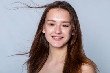 Işıl ışıl genç bir kadının kusursuz cildine nazikçe dokunduğu huzuru hisset. Güzellik ve kaplıca promosyonları için mükemmel.