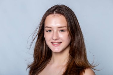 Temiz ve taze cildini sergileyen genç bir kadının görüntüsüyle kendine güven yayar. Güzellik ve sağlık kampanyaları için mükemmel..