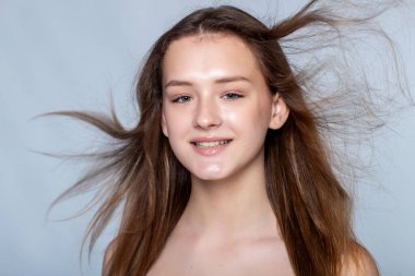 Zahmetsiz zarafet, kusursuz cildini bağrına basan genç bir kadının bu görüntüsünde saf güzellikle buluşur. Güzellik ürünü reklamları için ideal..