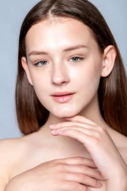 Cildinin tadını çıkaran genç bir kadın tarafından resmedilmiş zahmetsiz bir zarafet. Kozmetik ve güzellik blogları için mükemmel.