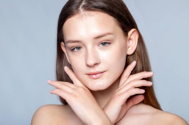 Genç bir kadın yüz tedavisinden zevk alırken saf mutluluk bir anda yakalanır. Güzellik ve sağlık başyazıları için ideal..