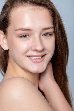 Kusursuz cildini okşayan ışıl ışıl genç bir kadın güzellik ve güven yayar. Güzellik ve kaplıca promosyonları için mükemmel.