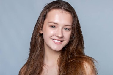 Genç bir kadının spa yüz bakımından zevk aldığı bir anda yakalanan sakin güzellik. Güzellik blogları ve cilt bakımı için mükemmel..