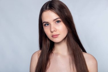 Cildinin tadını çıkaran genç bir kadın tarafından resmedilmiş zahmetsiz bir zarafet. Güzellik ve sağlık blogları için ideal.